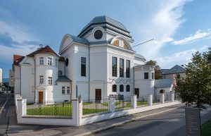 Ehemalige-Synagoge-St-Poelten_Aussenansicht-bei-Tag-©-Pfoser-ZT-_-Herfert-300x193